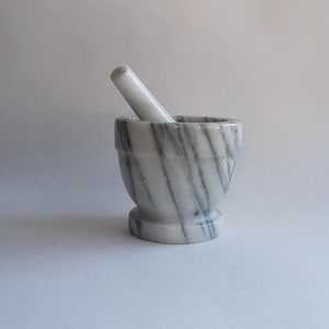 mortier et pilon en albâtre gris des années 1980 - 4-1/4&quot; de haut x 4-3/4&quot; de diamètre-très lourd