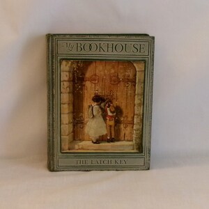 Op de afbeelding: Een vintage boek getiteld "My Bookhouse" met een groene kaft en een afbeelding van twee kinderen die door een deur kijken. De titel van het verhaal is "The Latch Key".