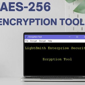 Peut inclure: Un ordinateur portable affiche une interface d'outil de cryptage. L'écran montre le texte "LightSmith Enterprise Security" et "Ecryption Tool" en jaune sur fond noir. Au-dessus, le texte "AES-256 ENCRYPTION TOOL" est visible.