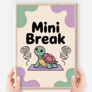 Puede incluir: Impresión enmarcada con una tortuga de dibujos animados sobre una esterilla de yoga y la frase "Mini Break" en negro. La tortuga es verde con un caparazón rosa y una cara sonriente. El fondo tiene formas pastel verdes y moradas.