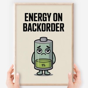 Könnte beinhalten: Ein gerahmter Druck mit dem Text "ENERGY ON BACKORDER" in fetten schwarzen Buchstaben. Darunter befindet sich eine Cartoon-Batteriefigur mit traurigem Gesicht und einem Batteriestand von 1%. Der Hintergrund ist hellbeige.