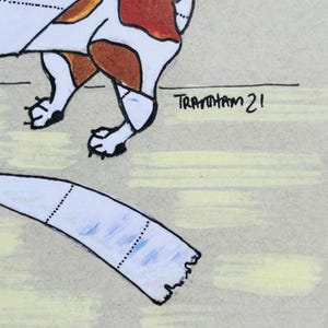 K&ouml;nnte beinhalten: Eine handgezeichnete Illustration eines braunen und wei&szlig;en Hundes mit einem blau-wei&szlig; gestreiften Schwanz. Der Hund steht auf einer hellbraunen Oberfl&auml;che mit gelben Highlights. Die Signatur "TRAYNHAM 21" befindet sich in der unteren rechten Ecke.
