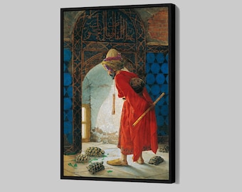Può includere: Opera d'arte incorniciata raffigurante un uomo in una veste rossa e turbante, che osserva diverse tartarughe sul pavimento. La scena è ambientata all'interno di un arco, con elaborate piastrelle blu e oro sullo sfondo. Un bastone poggia sulla spalla dell'uomo.