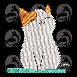 Può includere: Design ricamato di un gatto sorridente con pelliccia bianca, orecchie arancioni e marroni e una base turchese. Il gatto ha un'espressione semplice e felice. Lo sfondo è nero con una silhouette di volpe ripetuta.