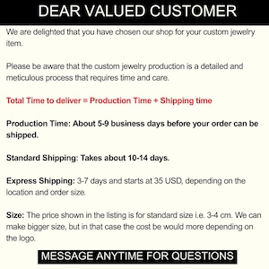 Może przedstawiać: Tekst na kremowym tle: "SZANOWNY KLIENCIE". Informacje o produkcji biżuterii na zam&oacute;wienie, w tym czas produkcji i wysyłki, standardowe rozmiary i opcje większych rozmiar&oacute;w. "WIADOMOŚĆ W DOWOLNYM MOMENCIE W CELU PYTAŃ".