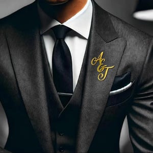 Pin de solapa con monograma personalizado y nombre inicial para novios. Broche personalizado de acero inoxidable para bodas, fiestas, regalos grandes para papá.