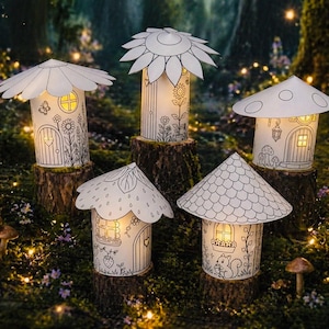 Puede incluir: Cinco faroles iluminados con forma de casa de hadas, con varios dise&ntilde;os de tejados, incluyendo una margarita, una seta y bordes festoneados. Cada casa presenta detallados dibujos lineales de puertas, ventanas y motivos florales o de bosque. Los faroles est&aacute;n sobre tocones de madera.
