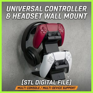 Op de afbeelding: Een zwarte muurbeugel voor gaming-accessoires met de tekst UNIVERSAL CONTROLLER & HEADSET WALL MOUNT en (STL DIGITAL FILE). De beugel houdt een rode controller, een witte controller en een zwarte over-ear hoofdtelefoon vast.