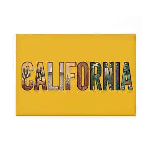 Puede incluir: Un imán rectangular con la palabra "CALIFORNIA" en un diseño ilustrado y colorido. Las letras están rellenas de imágenes de paisajes desérticos, bosques y fauna, sobre un fondo amarillo.