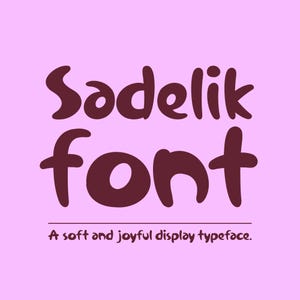 Puede incluir: Gráfico digital con las palabras "Sadelik font" en un tipo de letra redondeado de color granate oscuro. Debajo del texto hay una línea horizontal y, debajo, las palabras "A soft and joyful display typeface" en una fuente similar más pequeña. El fondo es rosa claro.