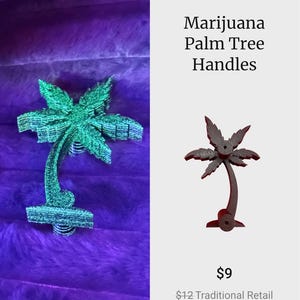 Puede incluir: Un juego de dos tiradores con forma de palmera y frondas al estilo de hojas de marihuana. Un tirador es de color verde metálico brillante y el otro es de color marrón oscuro sólido. El texto "Marijuana Palm Tree Handles" aparece arriba.