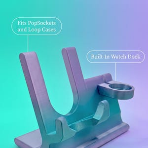 Könnte beinhalten: Ein violett-türkiser Ladeständer mit dem Text End Charging Clutter und The all-in-one stand for grip-style cases. Er verfügt über eine integrierte Uhrenhalterung, einen versteckten Kabelkanal und eine Halterung für PopSockets und Loop-Hüllen.
