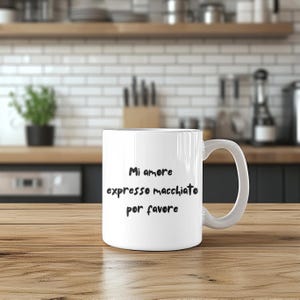 Tasse à café humoristique « Mi Amore Expresso Macchiato Por Favore » – Cadeau original pour les amateurs de café – Design vintage illustré Eurovision
