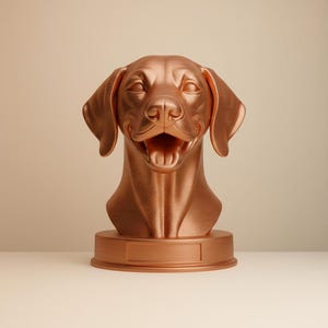 Könnte beinhalten: Eine bronzefarbene Hundekopfskulptur mit offenem Maul, das Zähne und Zunge zeigt. Die Skulptur hat detaillierte Merkmale und steht auf einem rechteckigen Sockel. Die Ohren des Hundes sind schlaff, und das Design ist glatt und poliert.