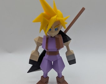 Puede incluir: Figura impresa en 3D de un personaje con pelo amarillo puntiagudo, ojos azules y un atuendo morado. La figura tiene una capa negra y una espada marrón. La figura está sobre una superficie blanca.