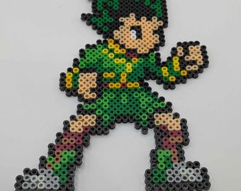 Puede incluir: Una figura de pixel art de un personaje de la serie de anime Hunter x Hunter. La figura está hecha de cuentas de plástico de colores. El personaje lleva ropa verde, amarilla y negra. La figura está de pie en una pose dinámica.