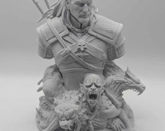 Puede incluir: Un busto de color gris claro impreso en 3D de un guerrero de pelo largo con dos espadas atadas a la espalda, situado sobre una base que presenta una criatura lobuna gruñendo y un monstruo humanoide gritando con dientes afilados.