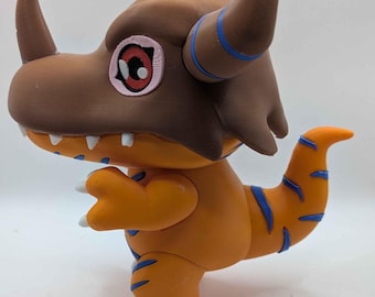 Puede incluir: Una figura estilizada con forma de dinosaurio naranja, cabeza marrón, cuernos grandes y rayas azules en el cuerpo y la cola. La criatura presenta ojos grandes con iris rojos, dientes blancos y garras blancas en las manos y pies, vista de perfil.
