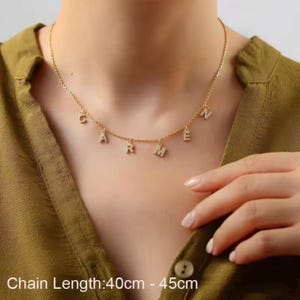 Collar con inicial personalizado en acero inoxidable: un regalo elegante para mujer, mamá o amiga.