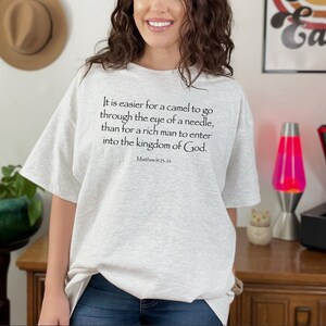 Camel Through Eye Bible Quote T-shirt: christelijke boodschap tegen hebzucht