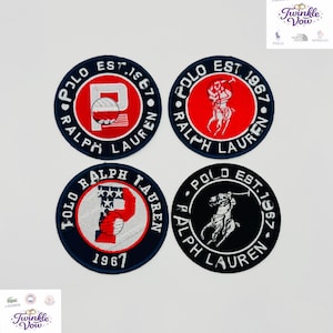 以下が含まれることがあります： 「Polo Ralph Lauren」のロゴが入った4つの円形パッチ。各パッチには、ポロ選手やブランドの象徴的な「P」ロゴなど、異なるデザインが施されています。パッチの色はネイビー、赤、白、黒です。