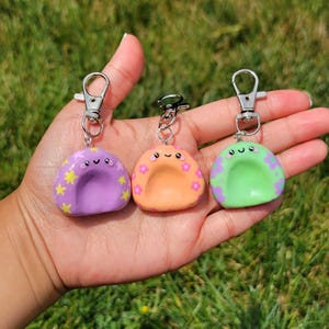 Lindo llavero de piedra de preocupación – Juguete antiansiedad colorido hecho a mano – Amigo de arcilla polimérica – Regalo para la salud mental – Juguete de piedra para frotar