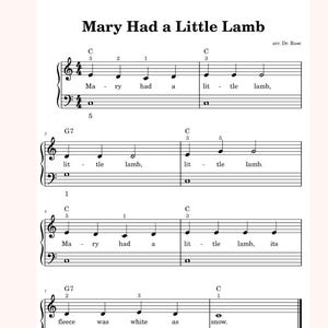 Può includere: Spartito in bianco e nero di "Mary Had a Little Lamb". Il titolo è in alto, con notazione musicale e testo sottostante. Le note sono su pentagrammi, con il testo sotto ogni nota. La canzone è nelle tonalità di C e G7.