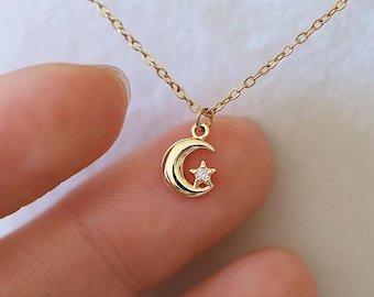 Collana con luna e stella minuscole placcata in oro 14 carati, delicato ciondolo a mezzaluna, collana celeste in oro, regalo minimalista per lei
