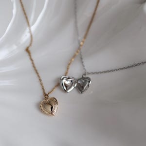 Collar con medallón en forma de corazón, colgante pequeño de inspiración vintage, joyería romántica, collar con medallón delicado, collar de recuerdo, regalo para ella.