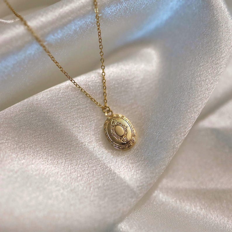 14K Gold Small Photo Locket Necklace, Vintage Inspired Jewelry, Simple ...