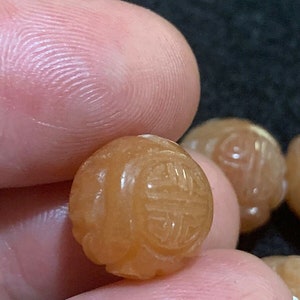 Een Vintage Gesneden Chinese Perzik Aventurine Edstone Ronde Kraal Shou Design 12mm