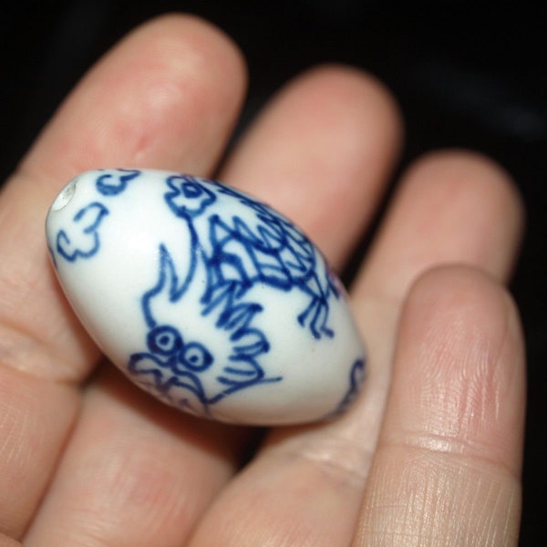 One Lrg Vintage hand Painted Blue White Porcelain Chinese Bead Oval Dragon 36mm