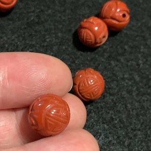 Een Vintage Gesneden Chinese Natural Red Jasper Bead Double Shou Design 12mm Ronde