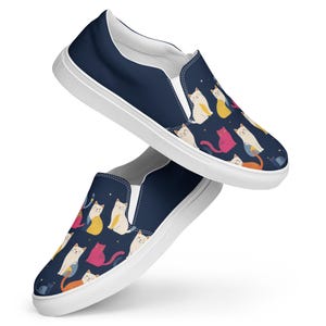 Galactic Cats: zapatillas de lona sin cordones para mujer con diseño personalizado, con estampado gráfico, un básico informal y el regalo perfecto.