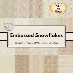 Può includere: Una collezione di venti carte senza cuciture con motivi a fiocco di neve in rilievo in varie tonalità di beige e crema. Il testo "Embossed Snowflakes" e "Print At Home" sono visibili.