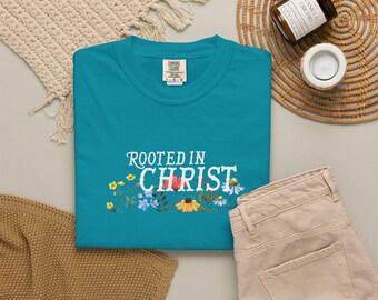 Camiseta «Arraigados en Cristo» — Camiseta con estampado floral de fe cristiana
