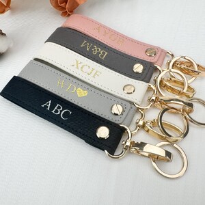 Llavero de pulsera personalizado con monograma, de cuero vegano, con cierre de lazo grande, para bolso, llavero de coche, etiqueta de equipaje, regalo para ella.