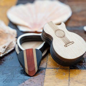 Custom Engraved Guitar Pick & Wooden Box for 3 Picks – Personalized Gift for Him, Guitarist, Musician – Plectrum Holder Case