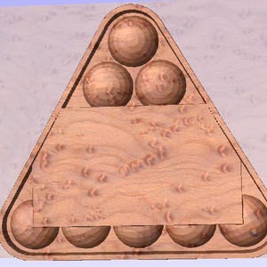 以下が含まれることがあります： 三角形の木製ビリヤードボールラック。ラックは、木目が施された明るい茶色の木材で作られています。ビリヤードボールを保持するための丸みを帯びたポケットがあります。ラックは15個のビリヤードボールを収納できるように設計されています。