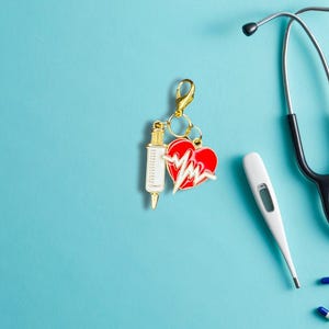 Heart & Syringe Badge Charm – Nurse Badge Accessory with Medical Icons, Clip-On ID Charm, Cute Gift for Healthcare Workers