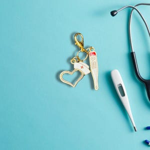 Heart & Thermometer Badge Charm – Nurse ID Accessory, Cute Clip-On Badge Bling, Gift for Medical Workers, Healthcare Badge Decoration