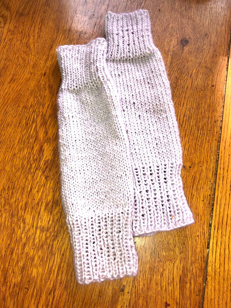 Light lavender knitted leg warmers image 3