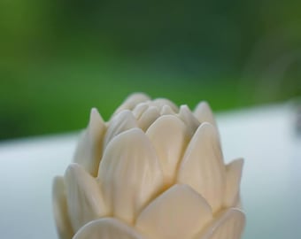 Świeca sojowa Lotus Bud: ręcznie robiona, z niestandardowym kolorem i detalami liści – Gift Decor