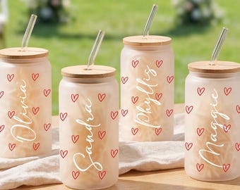 Personalisierte Glasbecher mit Strohhalm | Benutzerdefinierte Name Dose Glas | Niedliches Herz Design | Gefrorene Kaffeetasse Geschenk für Sie