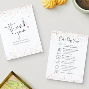 Puede incluir: Dos tarjetas blancas con motas tipo confeti. Una tarjeta dice "Thank you" en cursiva con un corazón rosa, y "Your order supports my dream & small business." La otra dice "Cake Pop Care" con instrucciones.