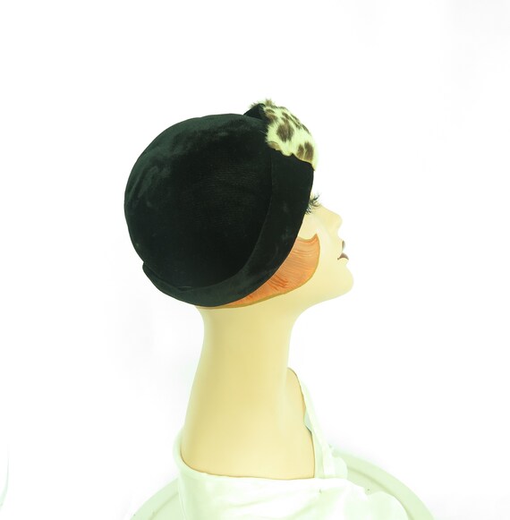 Vintage 1950s hat, womans black tilt with fur acc… - image 2
