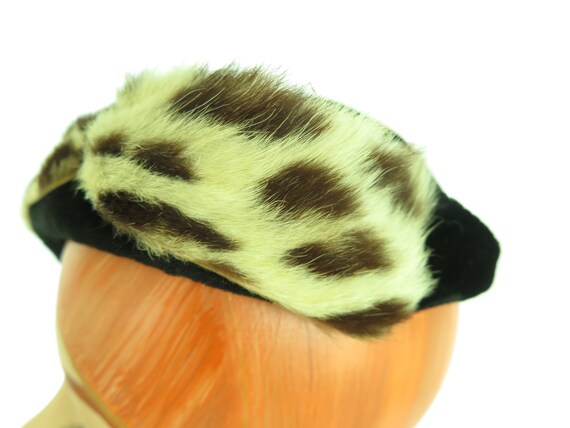 Vintage 1950s hat, womans black tilt with fur acc… - image 9