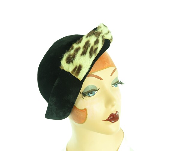 Vintage 1950s hat, womans black tilt with fur acc… - image 7