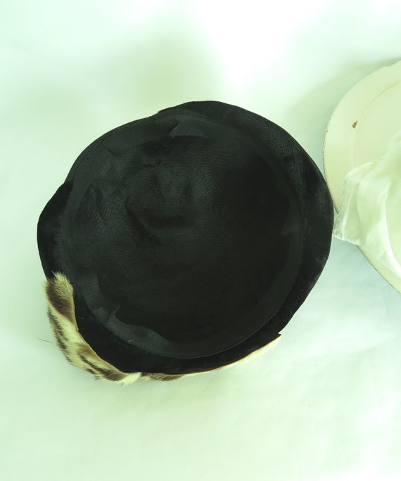 Vintage 1950s hat, womans black tilt with fur acc… - image 10