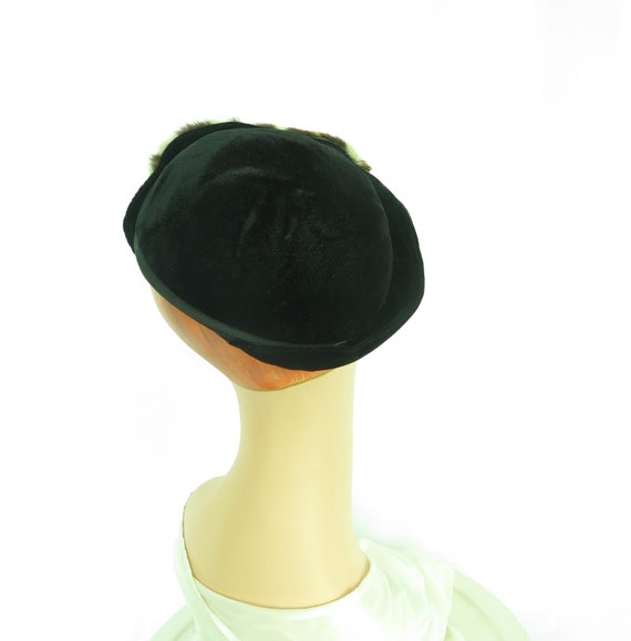 Vintage 1950s hat, womans black tilt with fur acc… - image 3